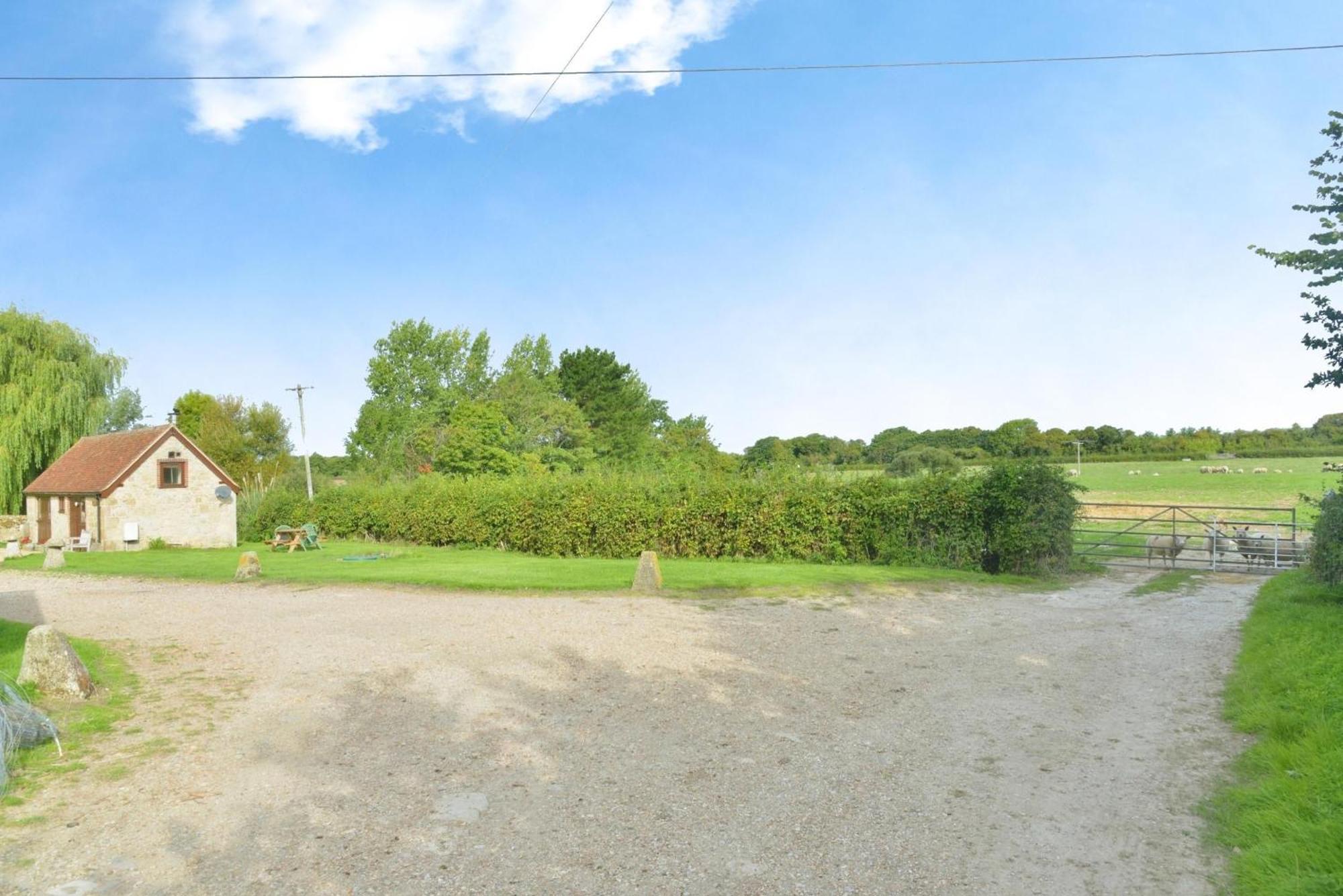 Willows Calbourne Exterior photo