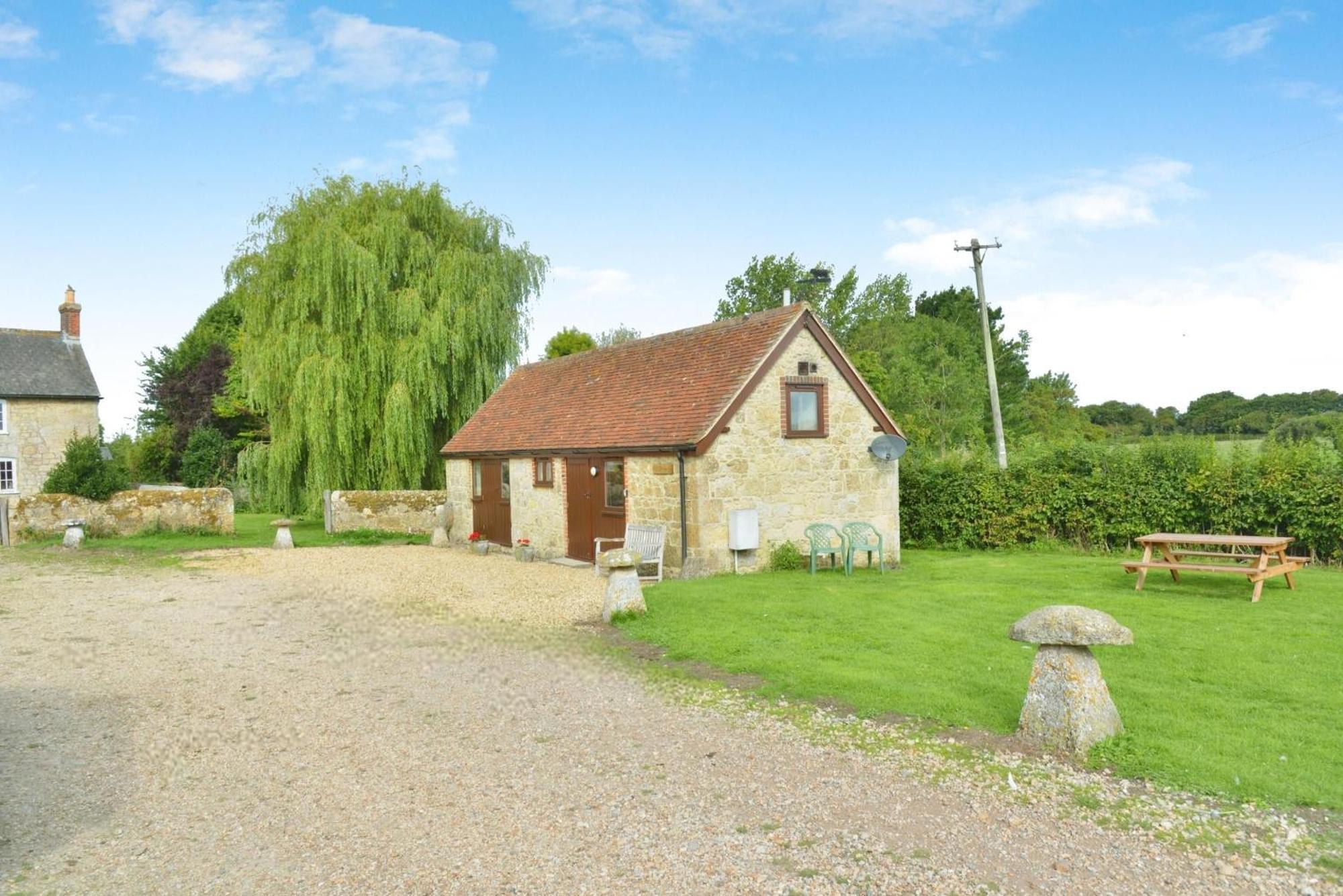 Willows Calbourne Exterior photo